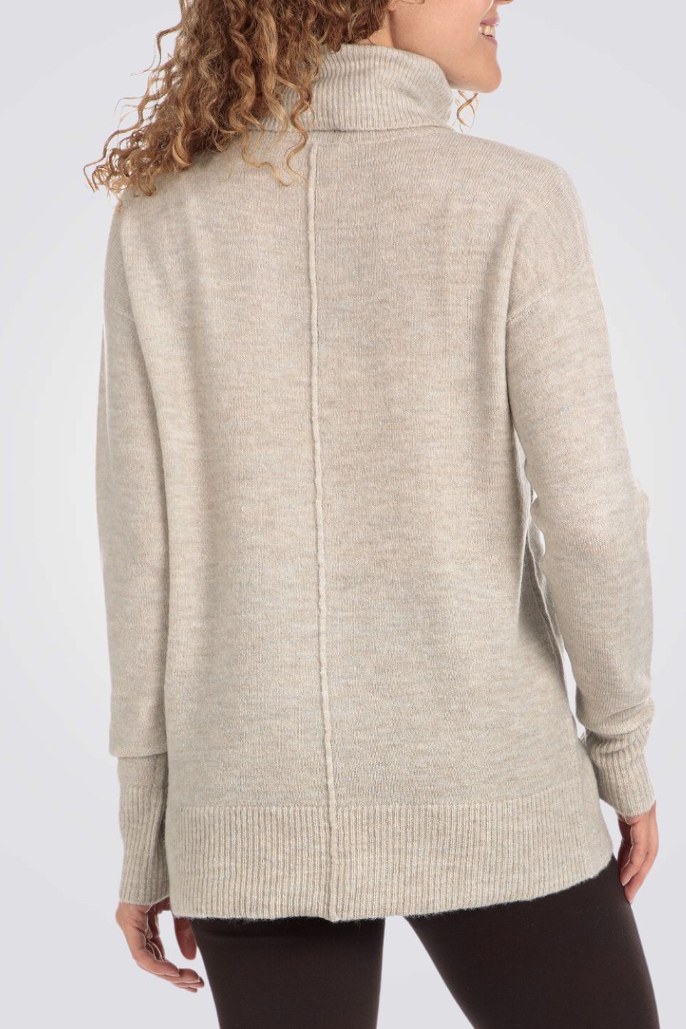 סריג משוחרר צווארון גולף בצבע בז'