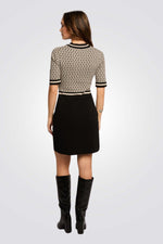 שמלת סריג קצרה בצבעי שחור/בז'