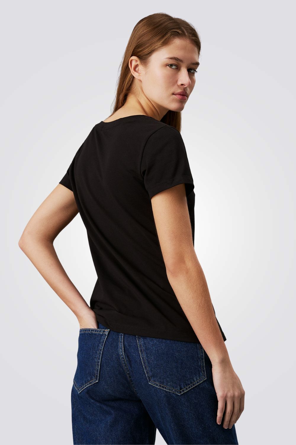 טישירט לנשים בצבע שחור עם לוגו