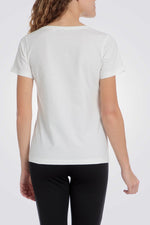 טישירט בצבע לבן עם עיטורי פרחים