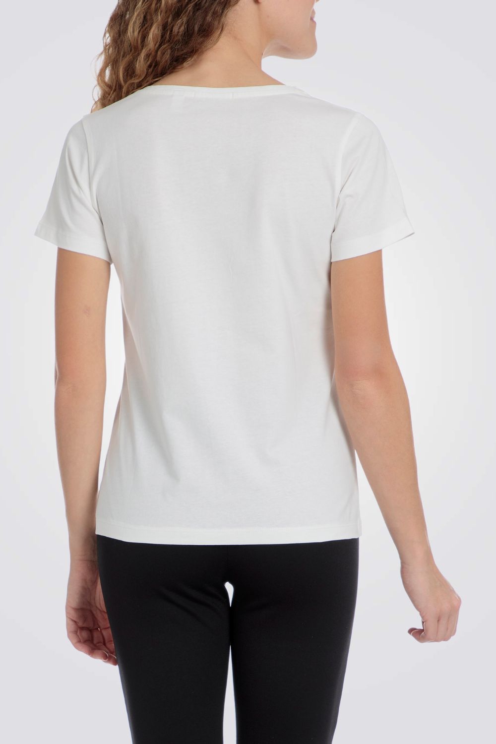 טישירט בצבע לבן עם עיטורי פרחים