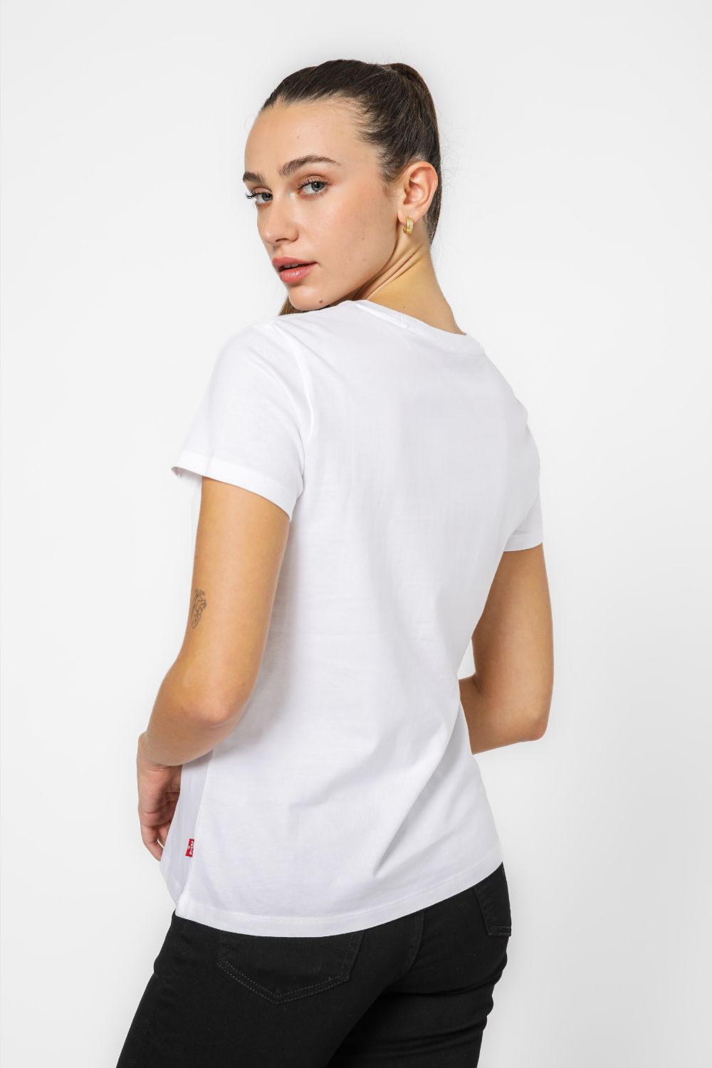 טישירט בצבע לבן הדפס לוגו בחזית