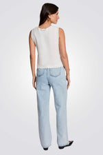 ווסט סריג בצבע לבן עם עיטורי פרחים