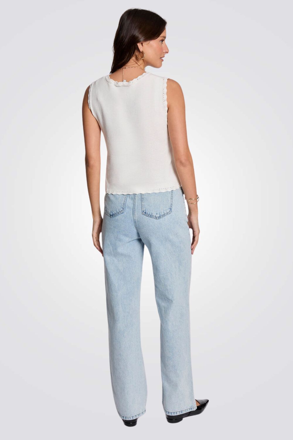 ווסט סריג בצבע לבן עם עיטורי פרחים