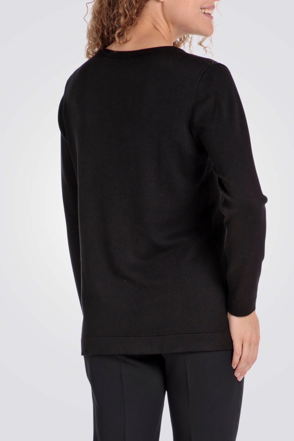 סריג דק בצבע שחור עם פייטים