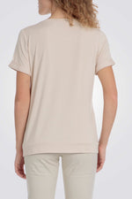 טישירט דיטיילס מנצנצים בצבע בז'