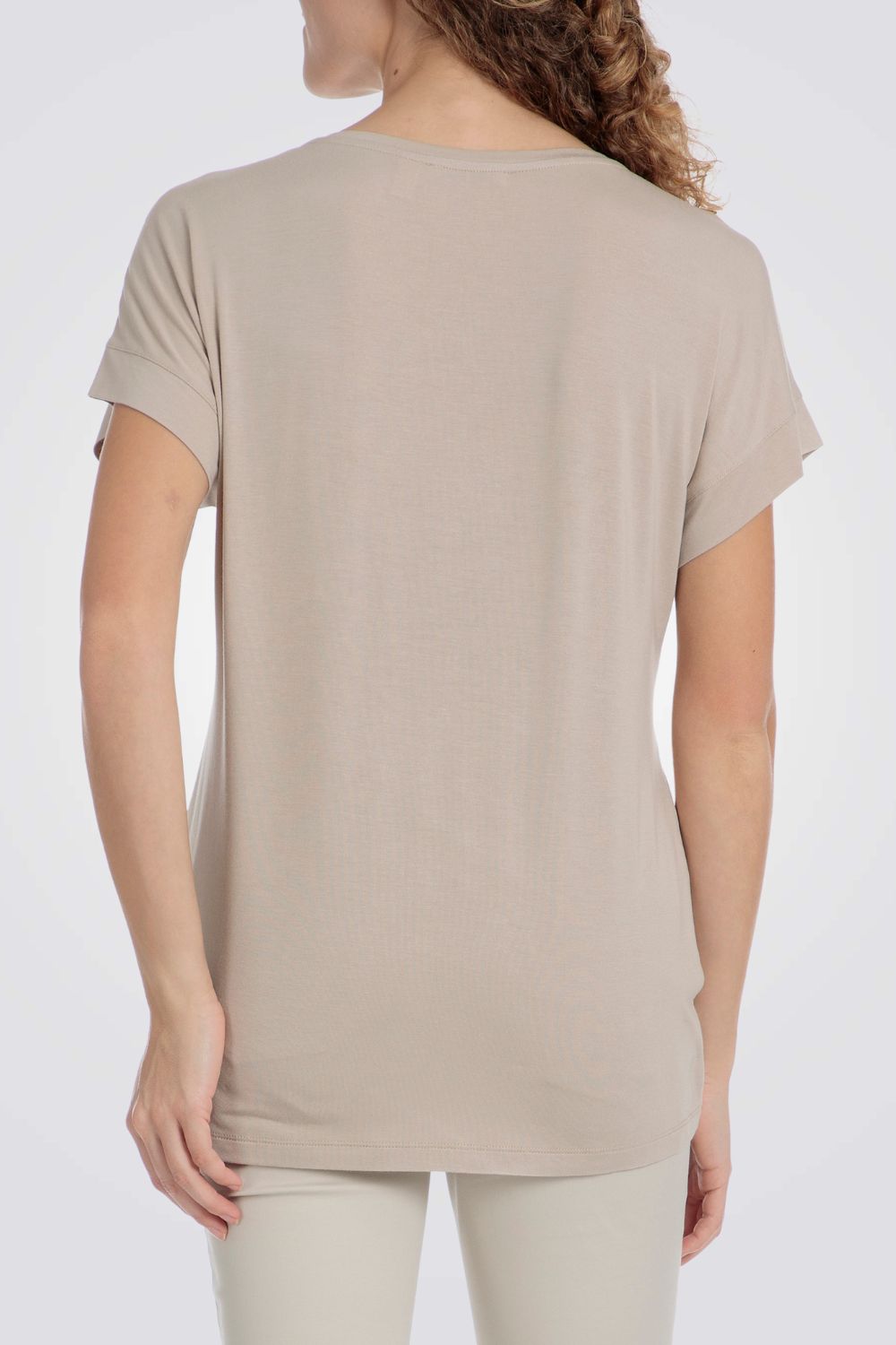 טישירט עם דיטיילס אבני חן בצבע בז'