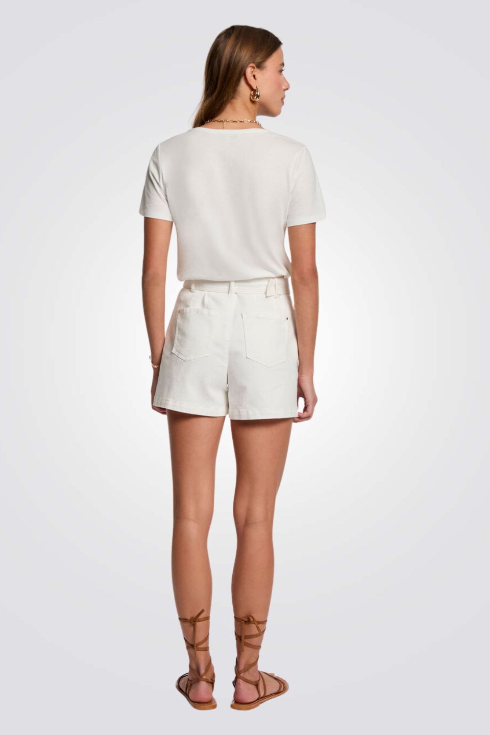 טישירט הדפס בחזית בצבע לבן