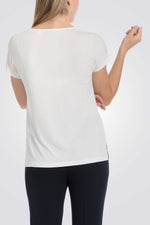 טישירט בצבע לבן עם הדפס בשילוב פנינים