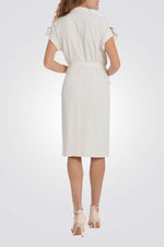 שמלת מידי עם חגורה מובנית בצבע שמנת