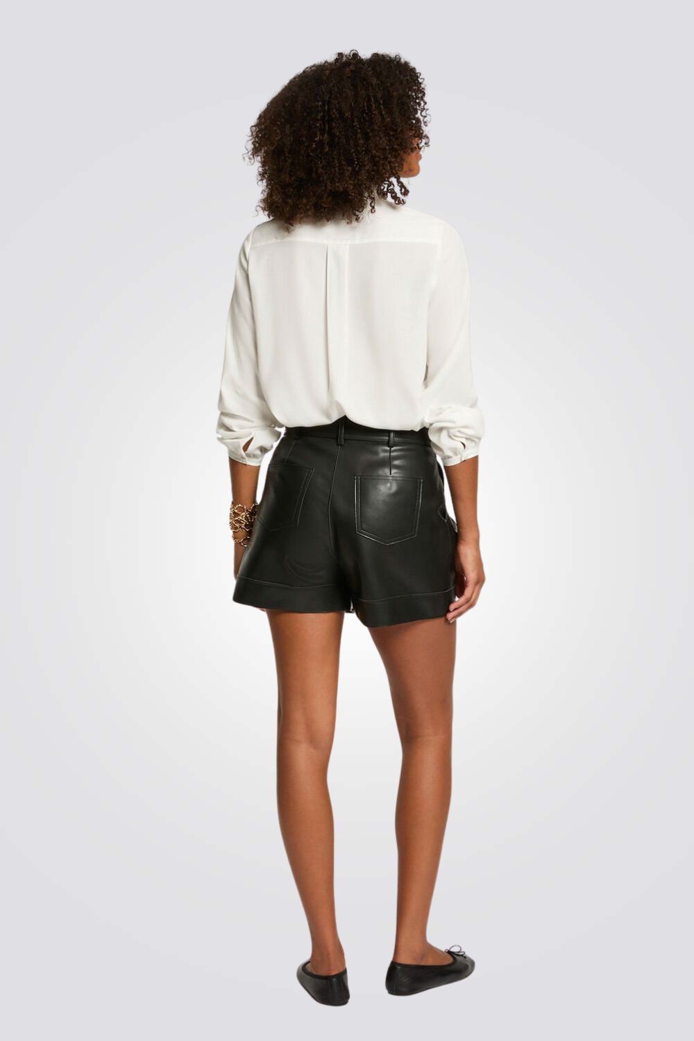 מכנסיים קצרים דמוי עור לנשים עם חגורה | מורגן 