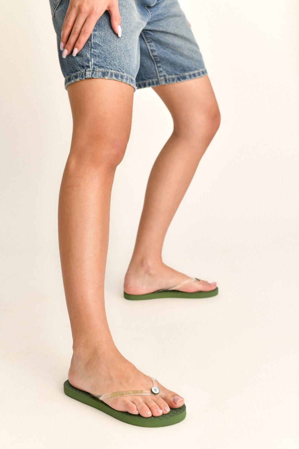 כפכפי אצבע לנשים בצבע זית