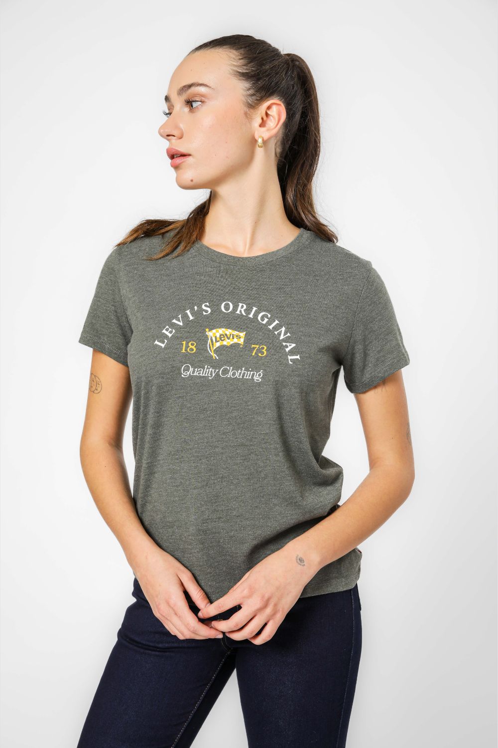 טישירט בצבע ירוק זית הדפס בחזית