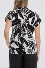 חולצה מכופתרת הדפס עלים בצבע שחור/לבן
