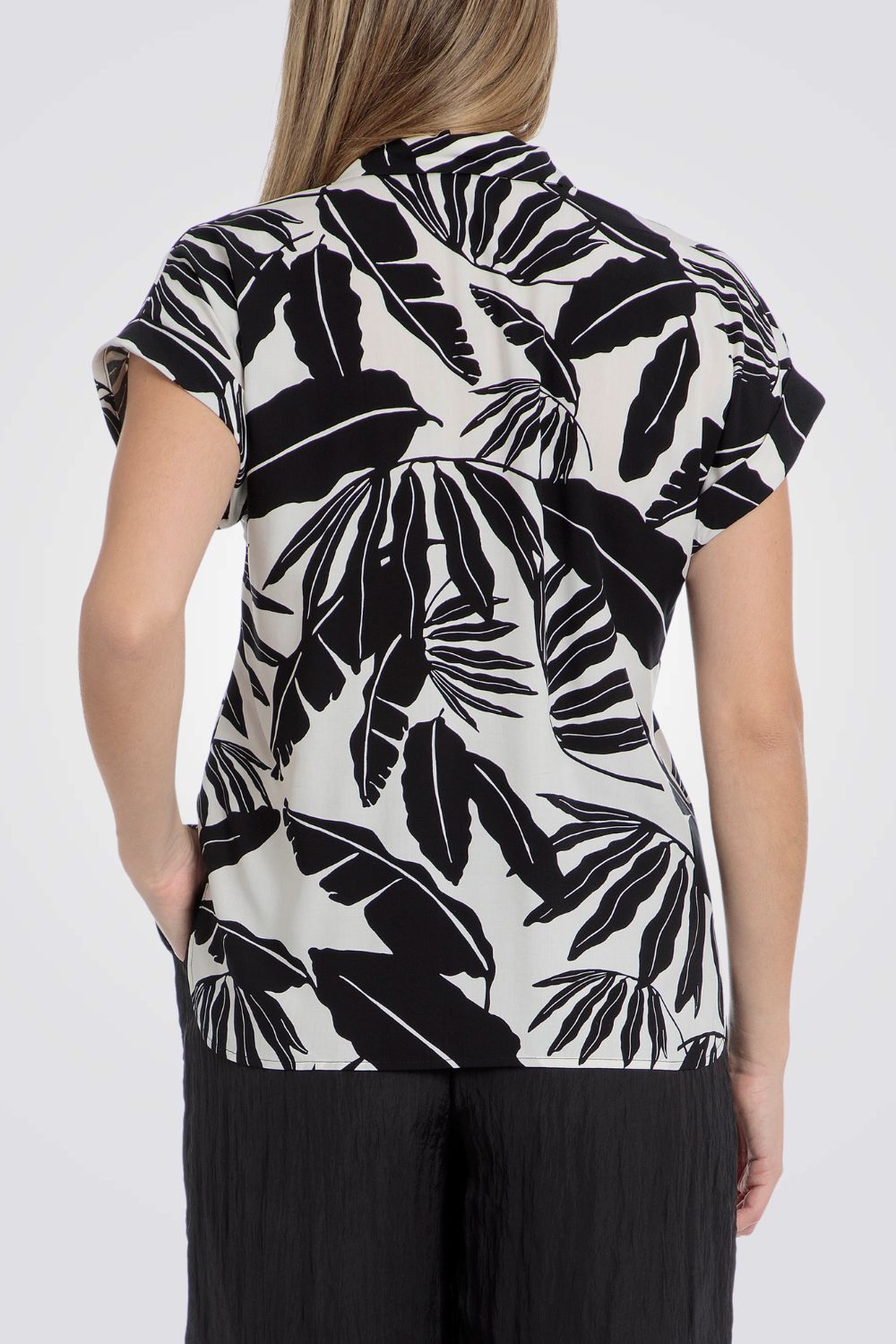 חולצה מכופתרת הדפס עלים בצבע שחור/לבן