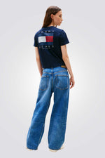 טישירט לנשים בצבע נייבי עם לוגו 