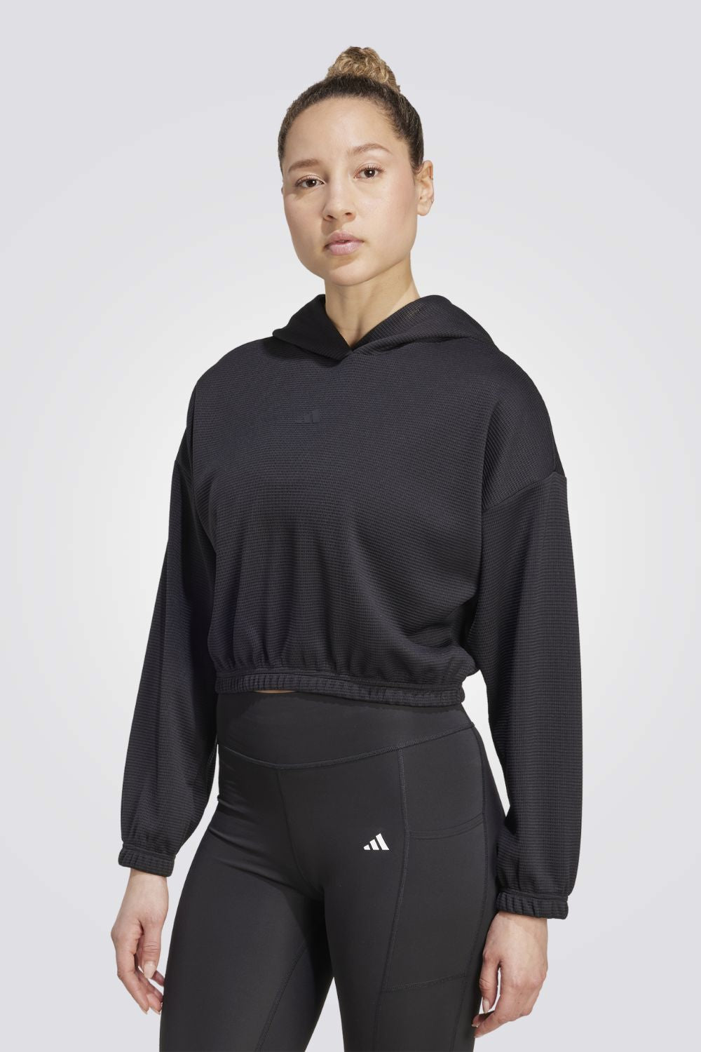 סווטשירט עם קפוצ'ון לנשים בצבע שחור
