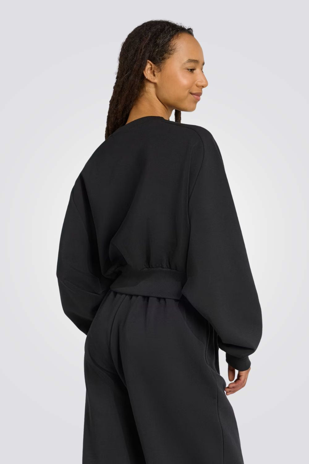 סווטשירט לנשים בצבע שחור