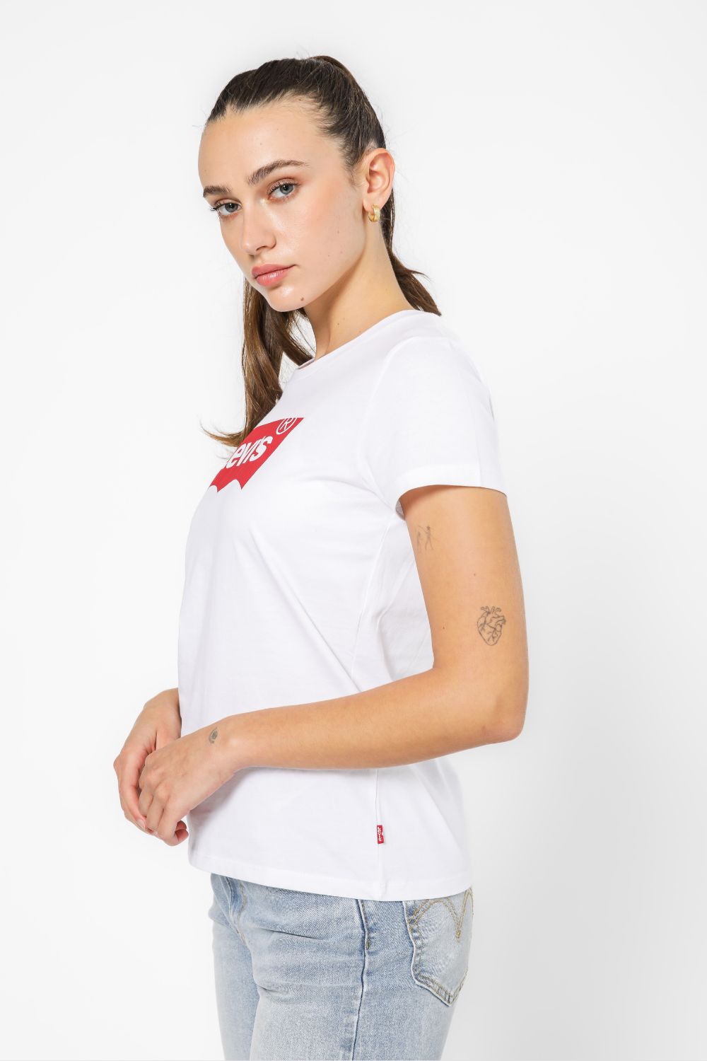 טישירט קלאסי בצבע לבן הדפס לוגו בחזית