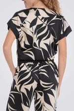 חולצה הדפס עלים בצבע שחור/שמנת