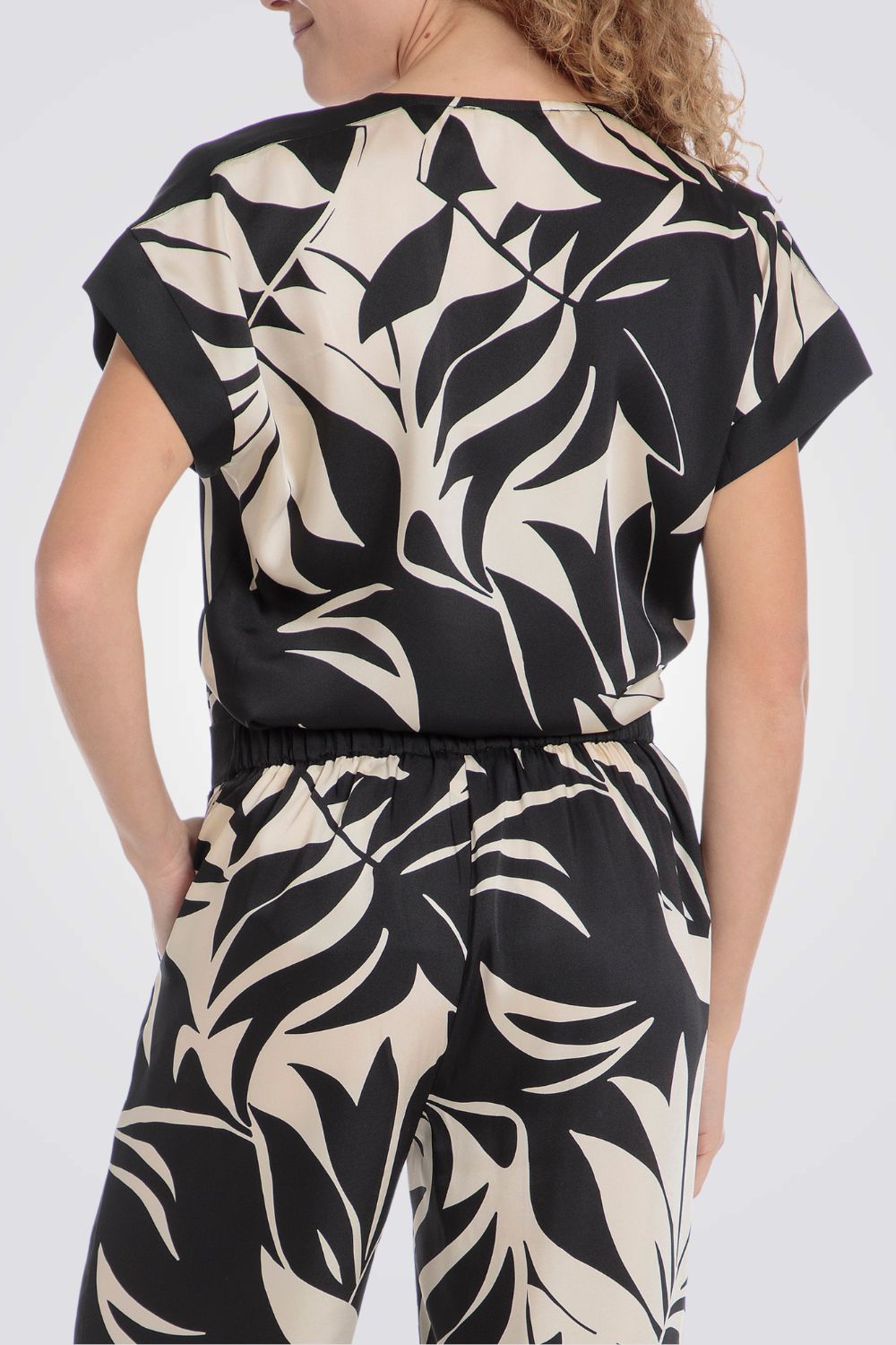 חולצה הדפס עלים בצבע שחור/שמנת