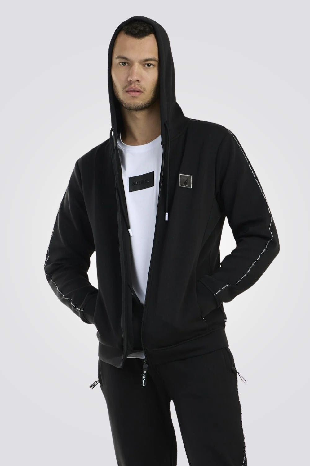 סווטשירט שחור עם רוכסן ולוגו בחזית