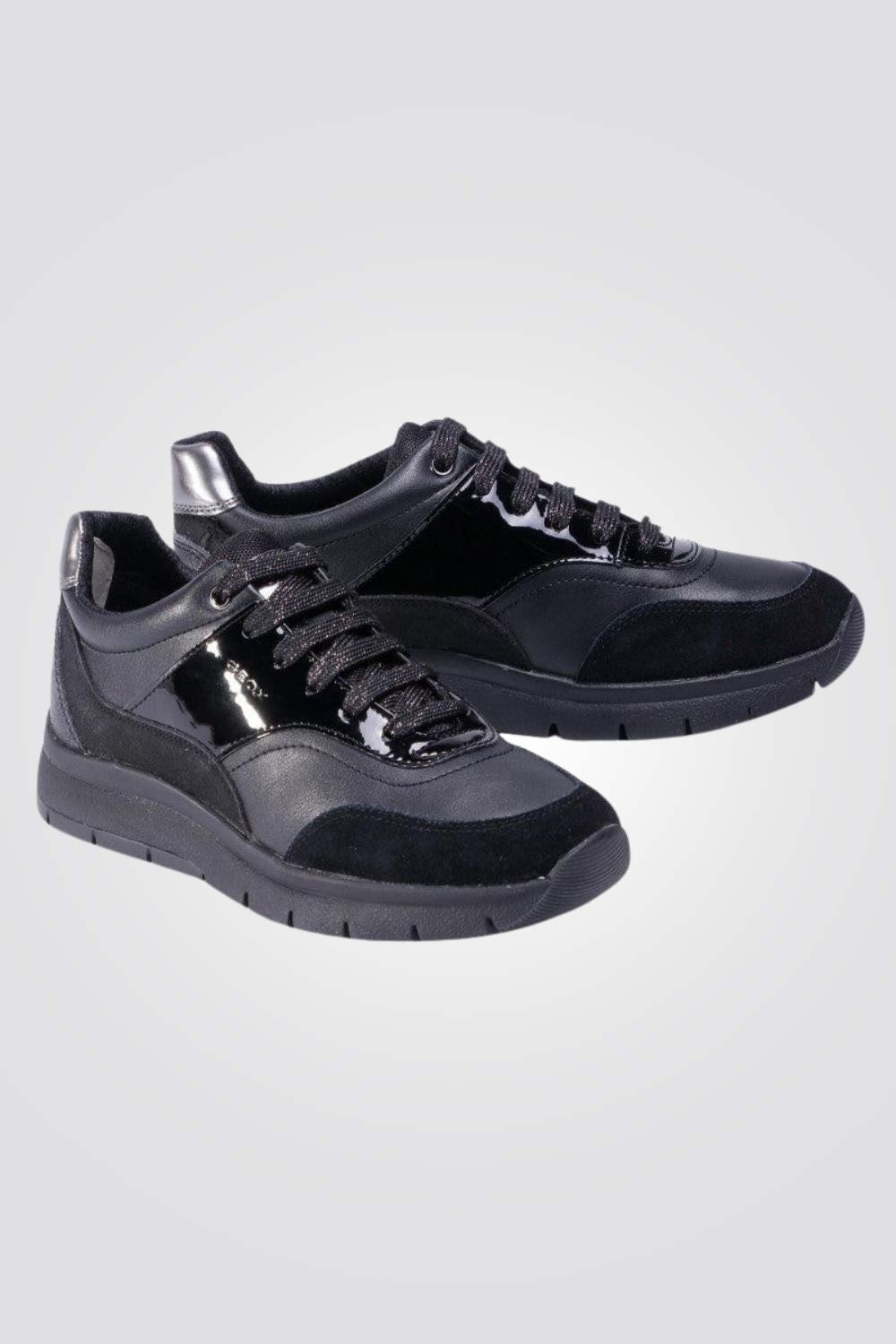 נעלי סניקרס בצבע שחור לנשים