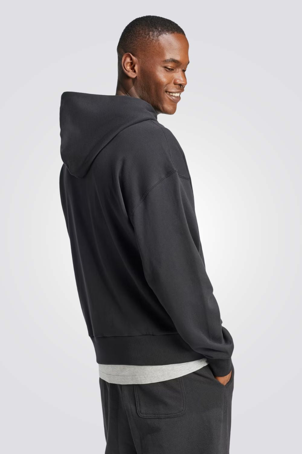 סווטשירט לגברים בצבע שחור