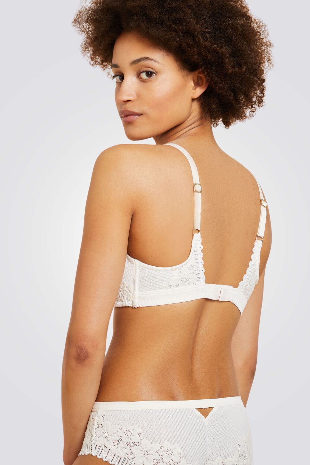 חזיית משולשים בריפוד קל YOUNG לנשים