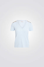 טישירט עם כפתורים דקורטיביים בצבע תכלת