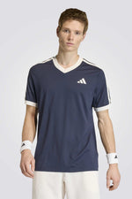 טישירט ממותגת עם צוארון וי לגברים | אדידס