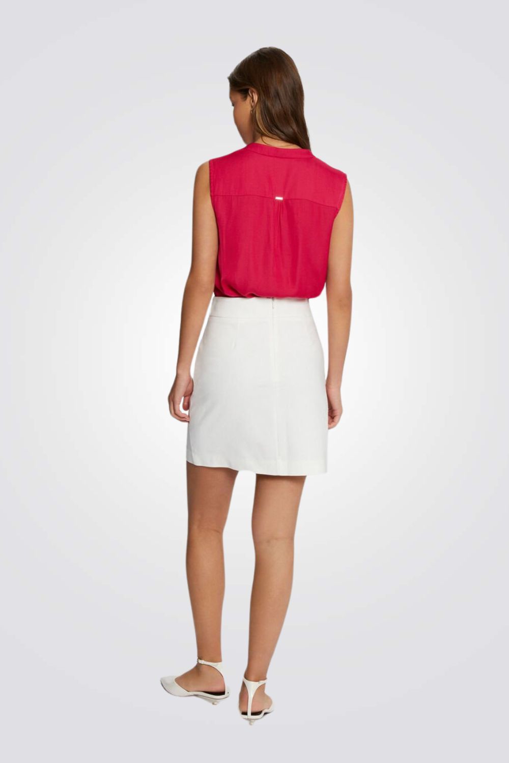 חצאית קצרה גזרה גבוהה עם כפתורים דקורטיביים בצבע לבן