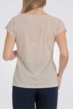 טישירט בצבע בז' הדפס בחזית