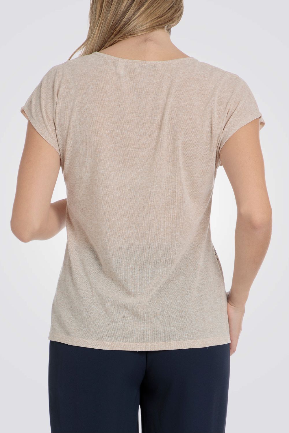 טישירט בצבע בז' הדפס בחזית