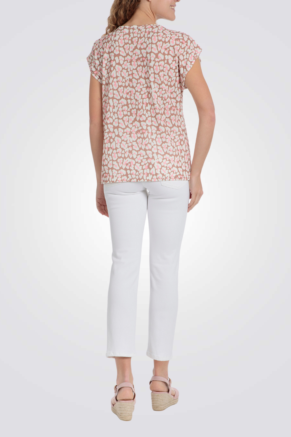 חולצת טישרט פרחונית נעימה