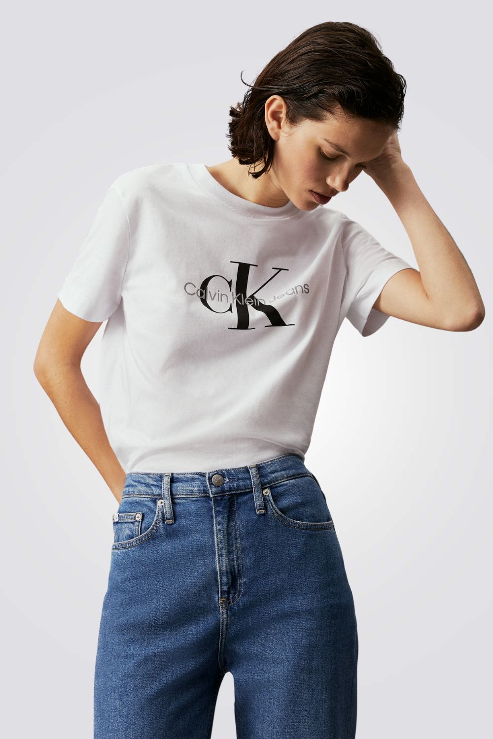 טישירט לנשים בצבע לבן עם לוגו