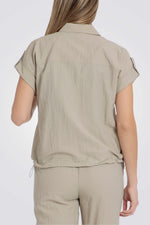 חולצה עם מכפלת אלסטית בצבע בז'