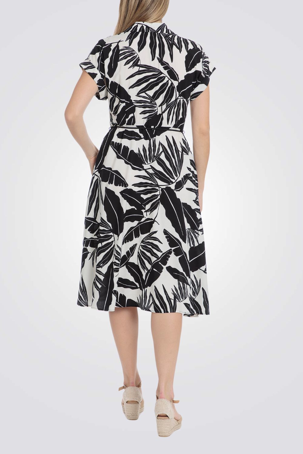 שמלה מידי הדפס עלים בצבע שחור/לבן