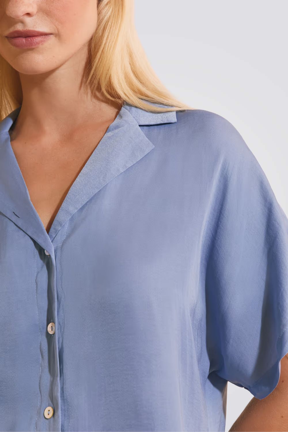 חולצת סאטן מכופתרת
