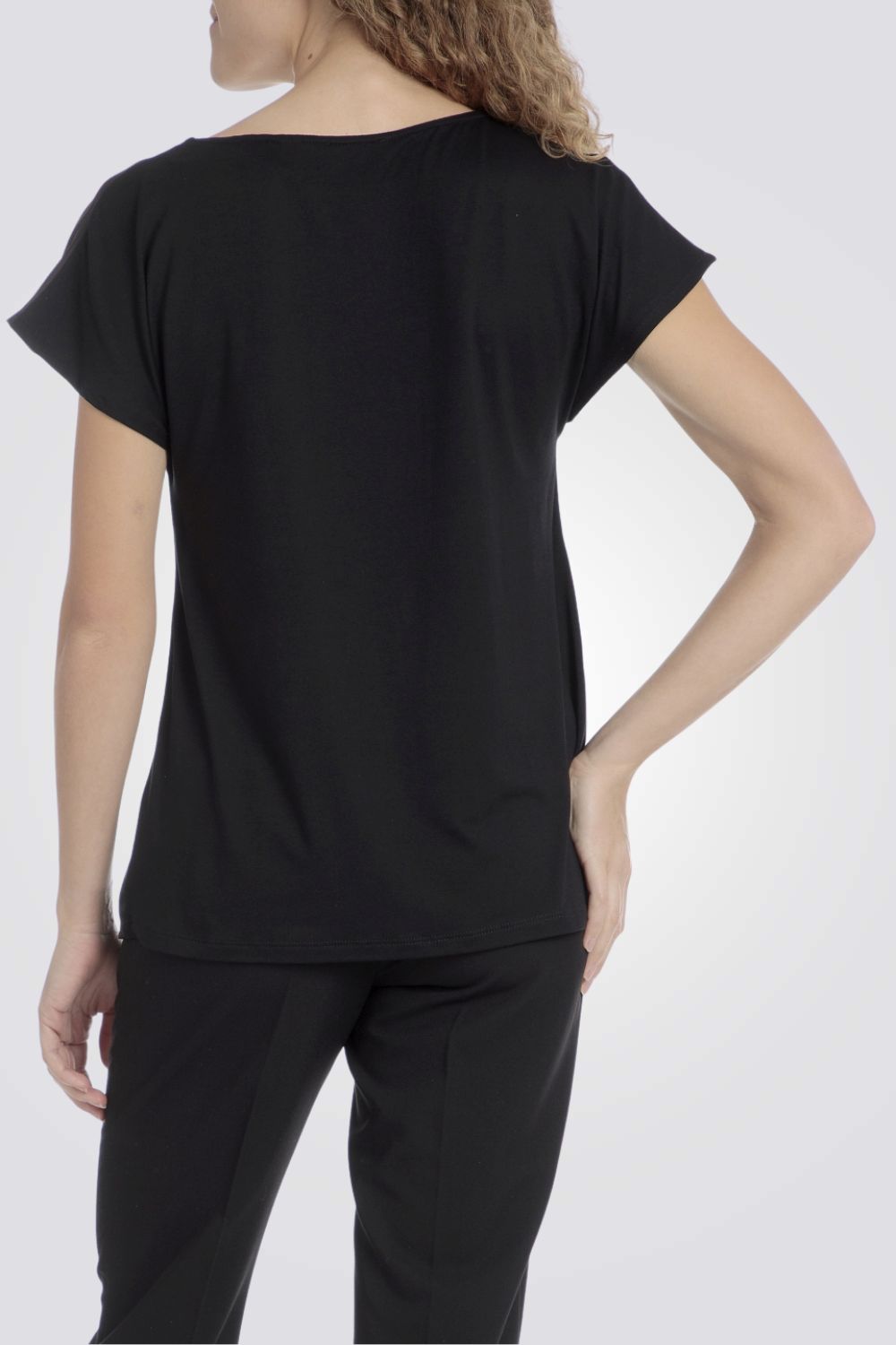 טישירט לנשים בצבע שחור ולבן עם הדפס 