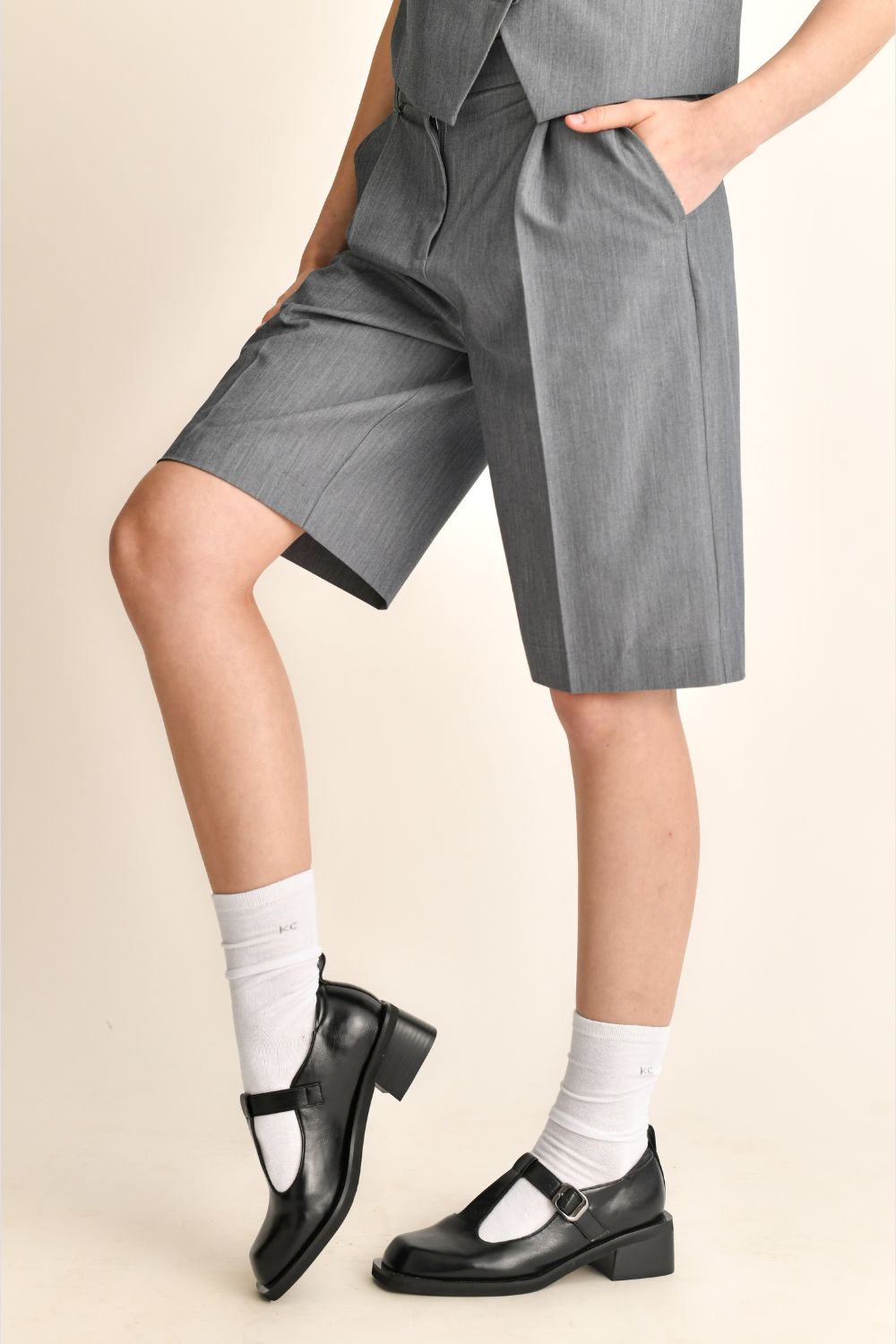 סנדלים סגורים עם עקב דמוי עור בצבע שחור