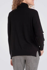 סריג גולף בצבע שחור עם פייטים