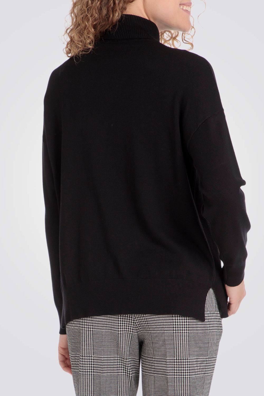 סריג גולף בצבע שחור עם פייטים