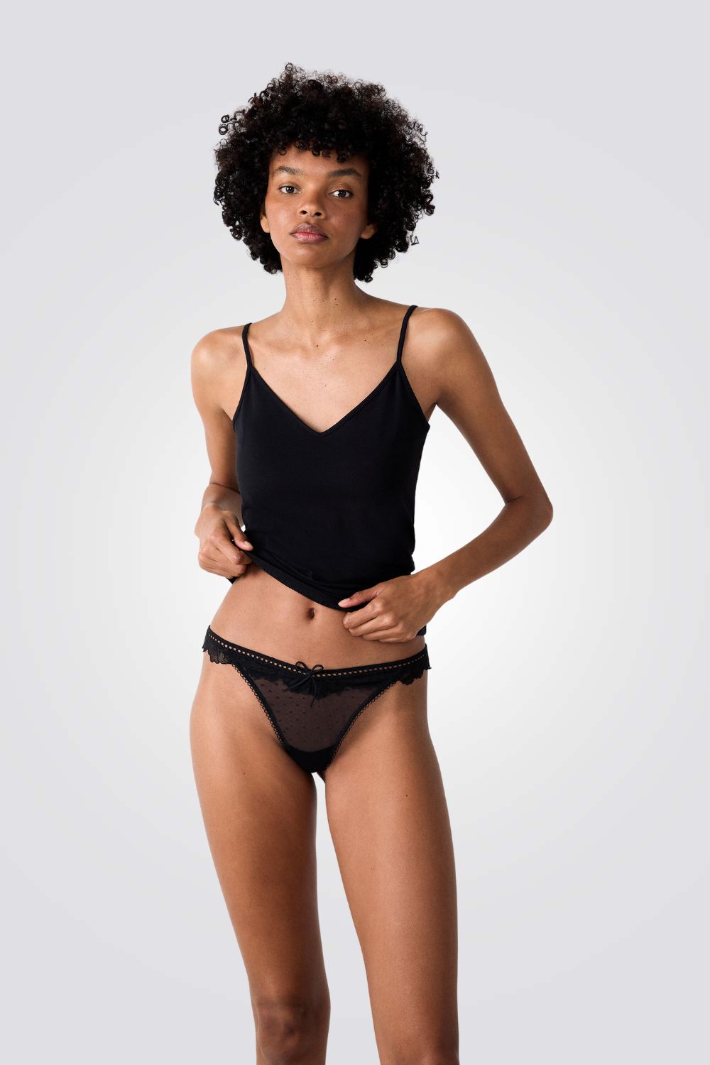 תחתוני חוטיני PETRA בצבע שחור