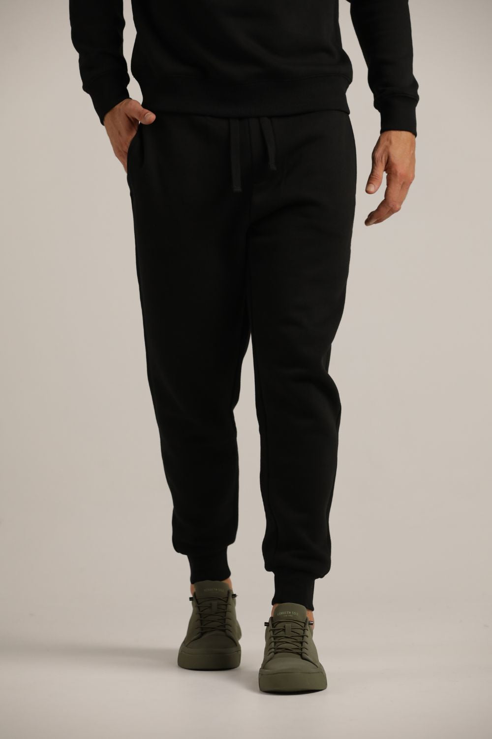 מכנסי טרנינג עם גומי בעקב | קנת קול