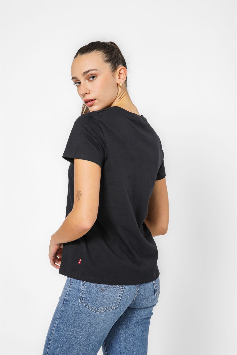 טישירט בצבע שחור הדפס לוגו פרחוני בחזית