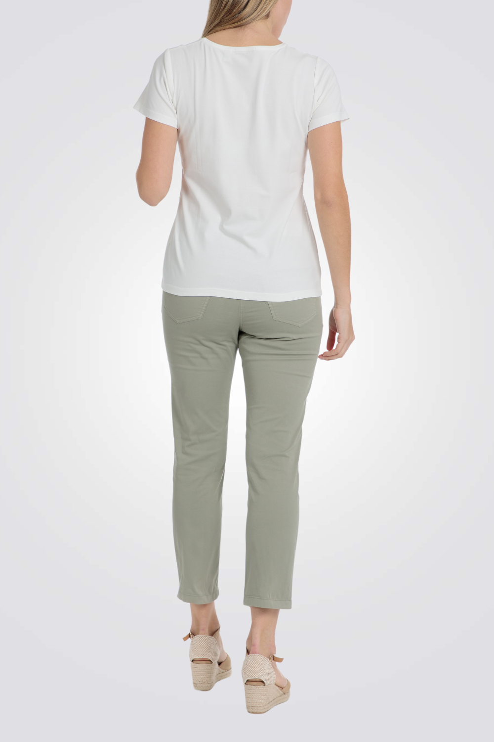 טי שירט לבנה עם פרחים עדינים