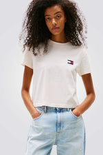 טישירט לנשים בצבע לבן עם לוגו 