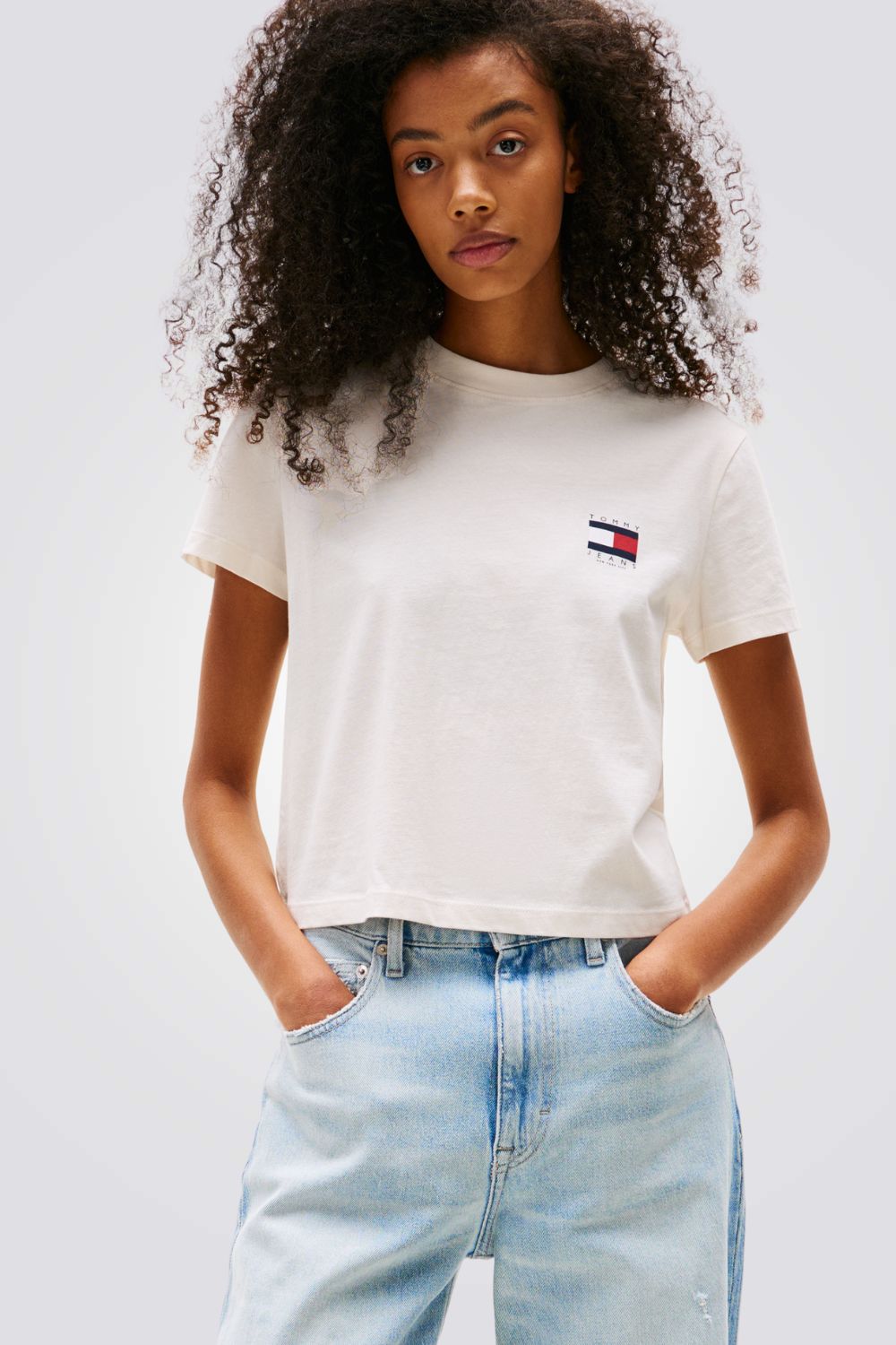 טישירט לנשים בצבע לבן עם לוגו 