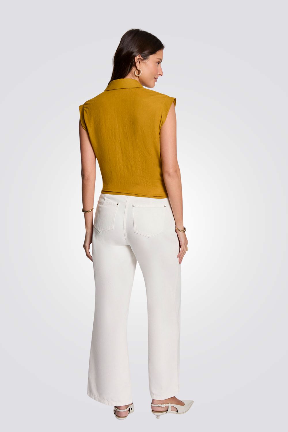 חולצה ללא שרוולים לנשים בצבע חרדל | מורגן 
